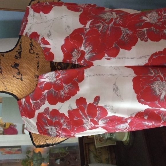 Crosby. White & Pink Floral Pleated Sleeveless Blouse - Picture 2 of 10